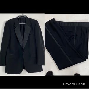 Burberry‘s pure wool vintage black tuxedo set